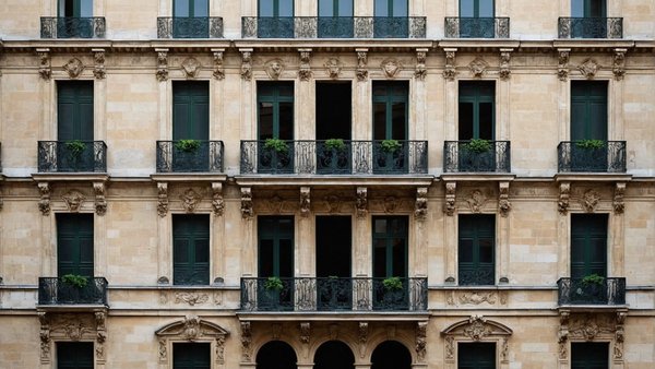 Harmonie architecturale : fusion du moderne et du naturel à saint-parize